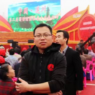 自1997开始从事文学、摄影、宣传报道，先后在省级以上报刊、杂志发表作品6000多篇（幅），80多次获市级以上文学、宣传报道奖；2010年获全国工商系统宣传报道百星称号，多次被省市县宣传部门评为宣传报道“先进个人”；新华社、中新社、人民图片、CFP、东方IC签约摄影师，中国职工摄影协会会员。